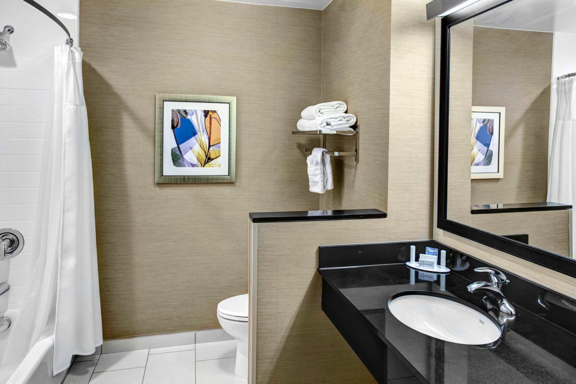 Fairfield Inn & Suites By Marriott Lansing At Eastwood Екстериор снимка
