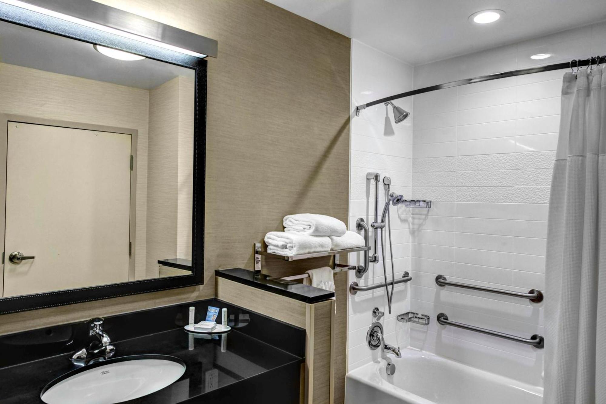 Fairfield Inn & Suites By Marriott Lansing At Eastwood Екстериор снимка