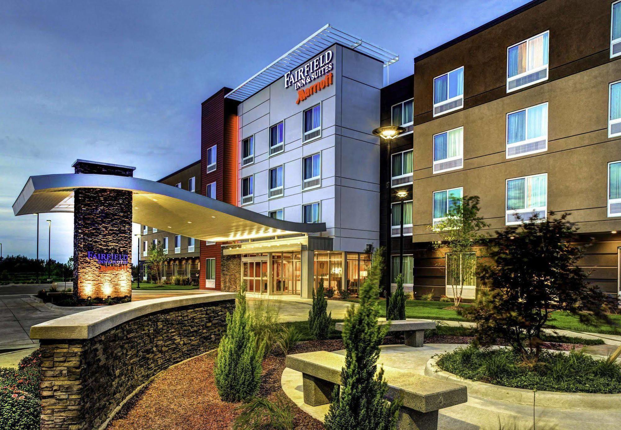 Fairfield Inn & Suites By Marriott Lansing At Eastwood Екстериор снимка