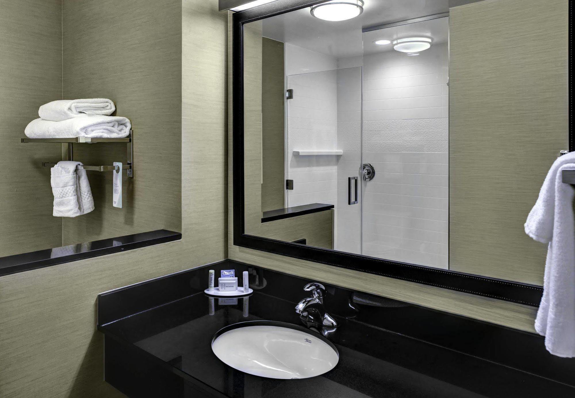 Fairfield Inn & Suites By Marriott Lansing At Eastwood Екстериор снимка